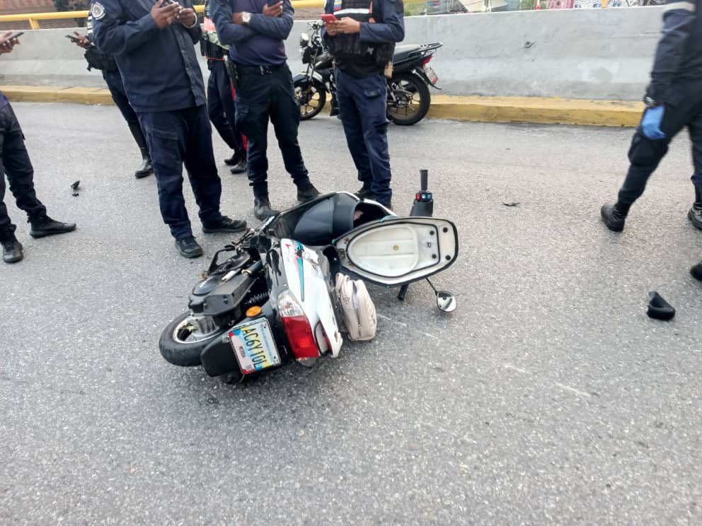 #Miranda En horas de la tarde una joven sufrió un accidente en su moto, tipo scooter, en el elevado de Palo Verde. Lamentablemente perdió la vida en el hecho.

La víctima fue identificada como Carla del Carmen Vielma Ramírez, 21 años de edad.

La unidad forense de la PNB de