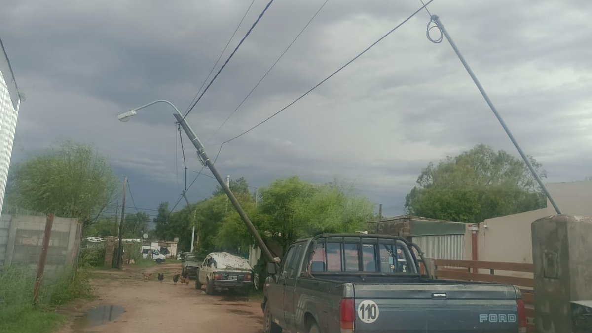 JefGabineteCba's tweet photo. A raíz del temporal acontecido en #CoronelMoldes, #Reducción y #Sampacho, nos pusimos en contacto con los Intendentes de cada una de las localidades afectadas para coordinar la asistencia de la provincia.
Una vez evaluados los daños estaremos colaborando en estas comunidades. https://t.co/oK8p1bpInS