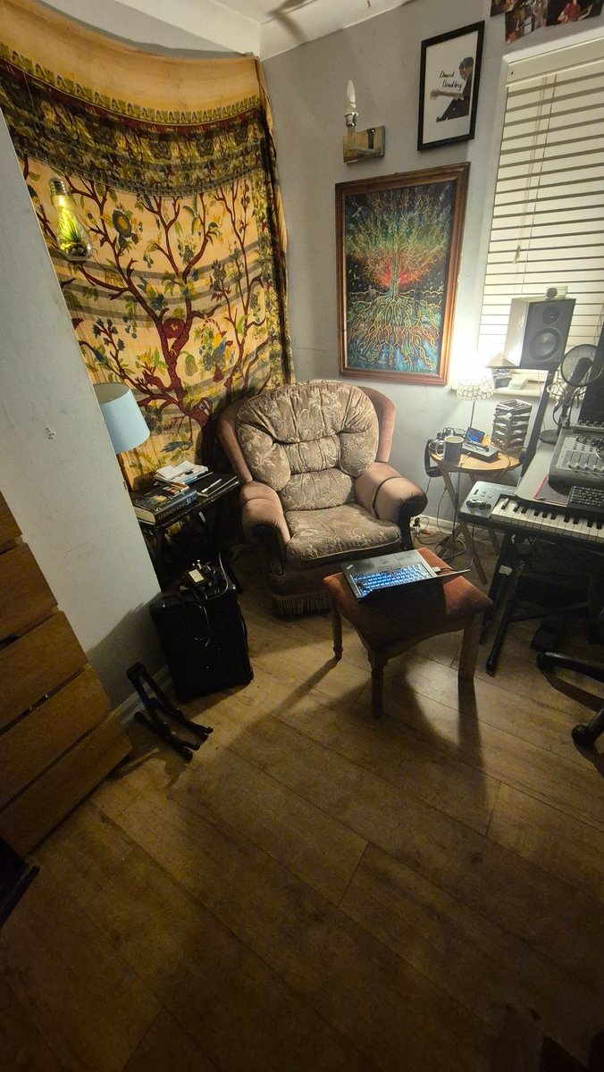 drbradley46's tweet image. This #thinkpadthursday im enjoying some vids in my chill out corner in studio running #thinkpad  x1 carbon 4th gen w/ #chromeosflex 
Its a delightful experience honestly,  

I may have to buy a proper @lenovo chromebook in the future