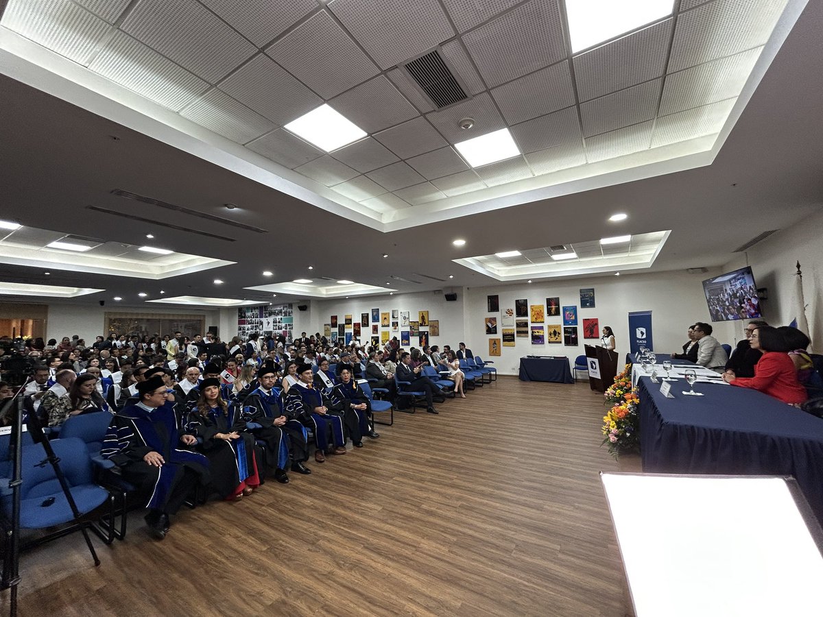 FLACSOec's tweet photo. 🔴 EN DIRECTO | Ceremonia de Graduación de Maestrías y Doctorados de FLACSO Ecuador. Transmisión en vivo por nuestro canal de YouTube: https://t.co/hbZt1wwkIq
#GraduaciónFLACSO #FLACSO50Años #LogrosExtraordinarios #EligeloExtraordinario #ADNFLACSO #CienciasSociales https://t.co/rfbykrmWL3