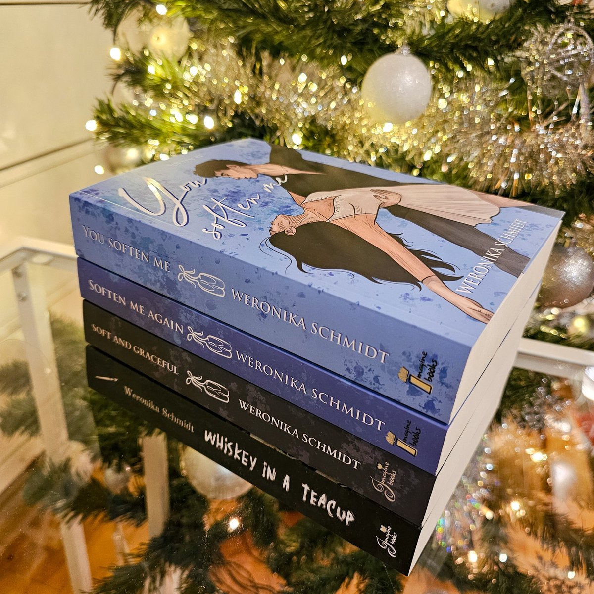 werakrysiak's tweet photo. Mam 🤍 #yousoftenme #softenmeagain #whiskeywatt #sagWS 📚 #trylogiamoon następnym razem 😅 najpierw muszę znaleźć miejsce na regale... https://t.co/cLsKqe9h3m