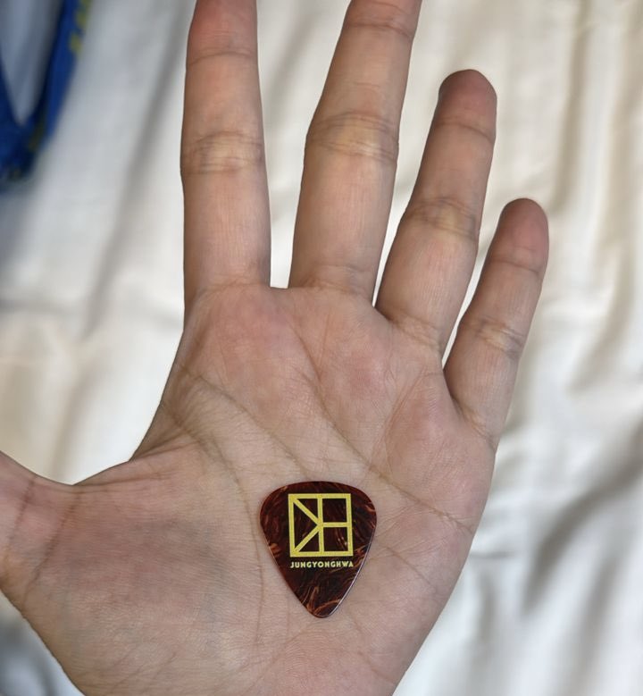 farahaz95's tweet photo. We got Yong’s guitar pick during the concert and it was the colour that is different then others 🫶🏻✨ #CNBLUEinMY #cnblue_vix #MYBoice https://t.co/6g3mUDO1LP