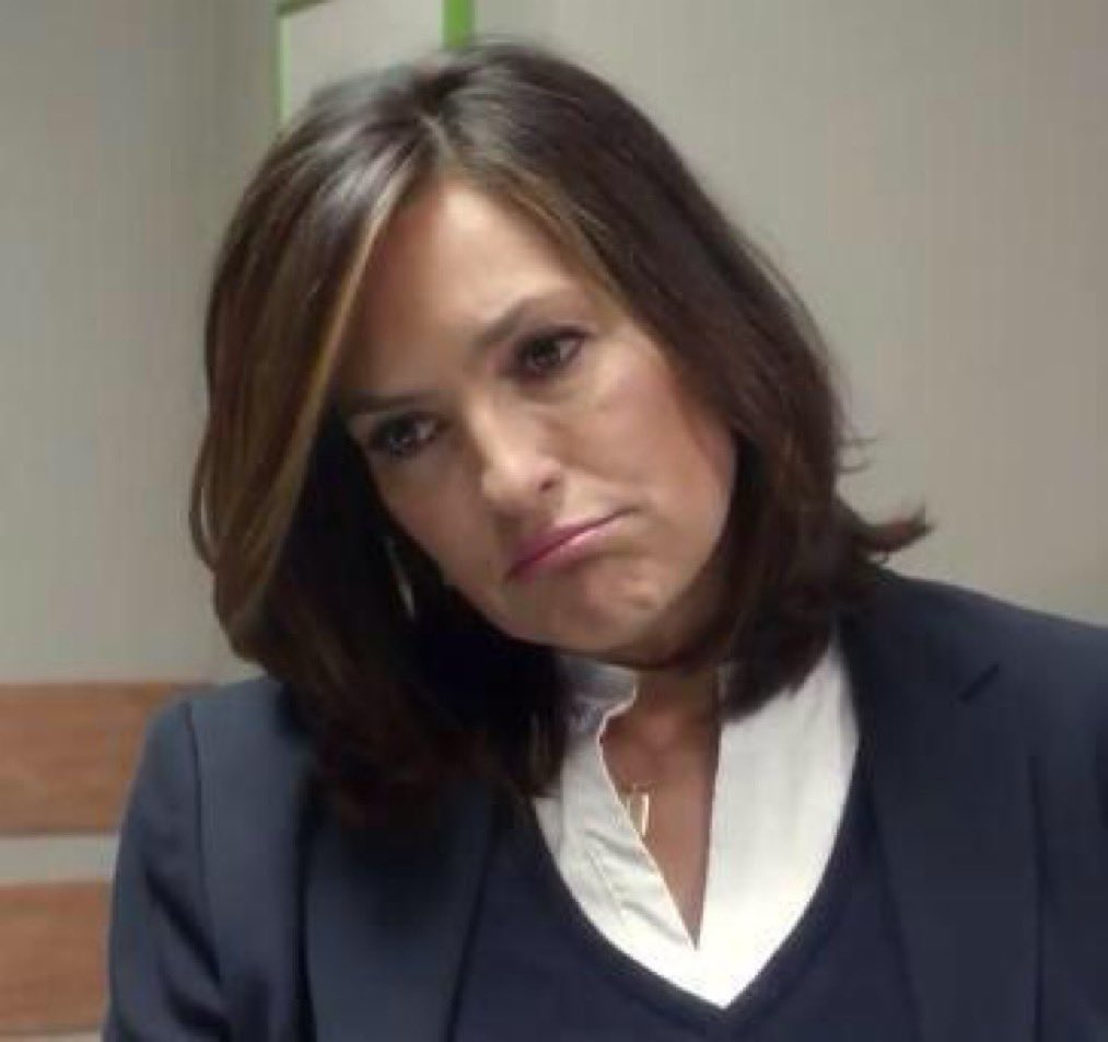 seIinameyer's tweet photo. watching a 26 year old cop show about insane crimes and clowns doing time 
me: hope the main characters kiss in the rain after solving the crime https://t.co/7TZoPSGBPi