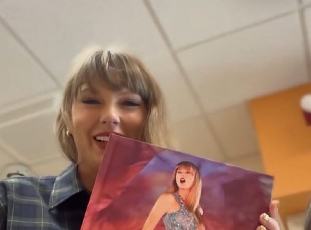 BiancaNunezz's tweet image. Me whenever someone mentions Taylor Swift: