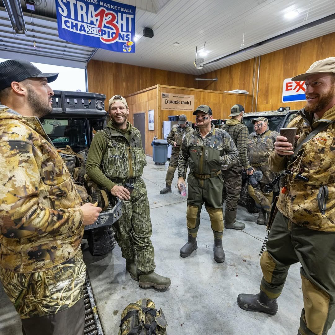 TRENDING: #Chiefs players Carson Wentz, Clyde Edwards-Helaire, Samaje Perine, and James Winchester went HUNTING on their off day.

👀👀👀