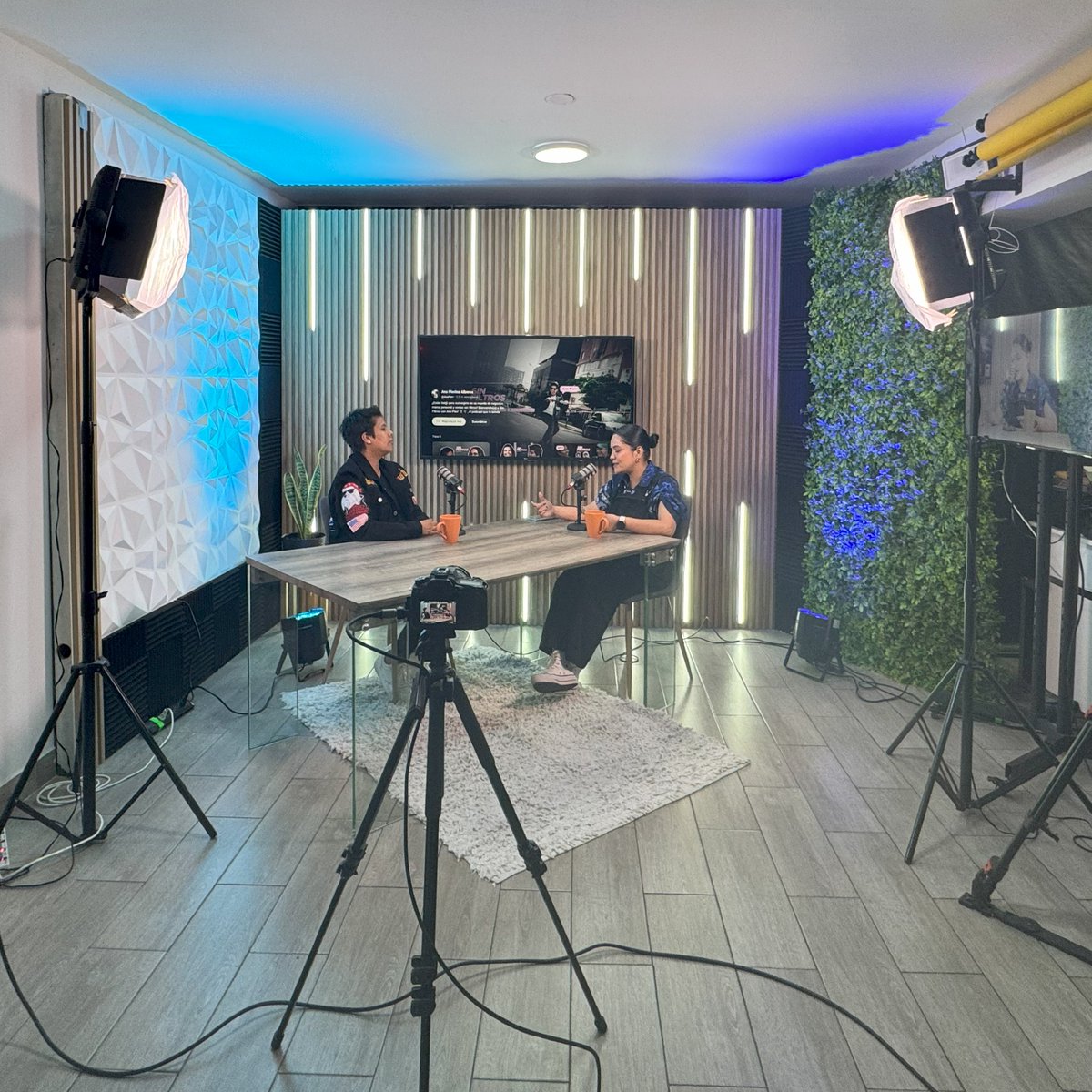 LaPostaStudio's tweet photo. 😎🎙️🎥 Aquí un detrás de cámara del nuevo episodio del podcast Sin Filtros a cargo de Ana Pierina Alberca

#podcast #Programa #podcaster #producciónaudiovisual #podcasting #podcastlife #studiosession https://t.co/sgx5Gdr5w5