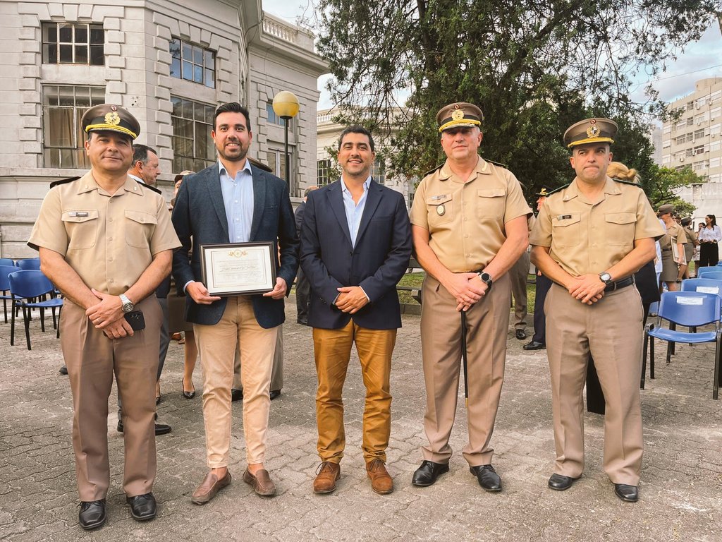 DrFelipeBerta's tweet photo. Hemos recibido un reconocimiento por la colaboración y trabajo en conjunto con la Dirección Nacional de Sanidad de Las Fuerzas Armadas.

¡Este es un reconocimiento a todo el Hospital Especializado de Ojos y cada uno de quienes forman parte de este equipazo!

#UruguayVe 🇺🇾 https://t.co/LSCi4yrktA