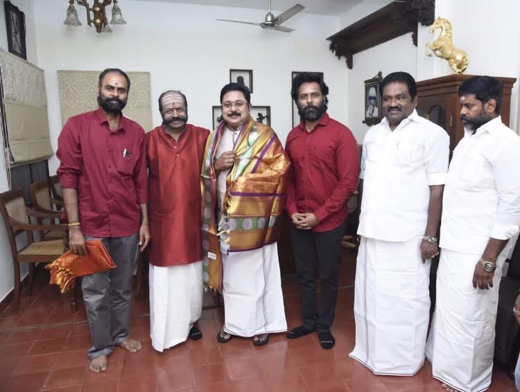 SvsMaharani's tweet photo. அன்பிற்கு அன்பும் ,
அறத்திற்கு அறமும்,
நெஞ்சத்தில் உரமும்,
கொண்ட எம் திராவிட தலைவனே , 
கழகத்தின் பொதுச்செயலாளர் 
திரு.@TTVDhinakaran அவர்களே, 
எங்கள் குடும்பத்தினர் சார்பாகவும், கழகத்தினர் சார்பாகவும்,இனிய பிறந்தநாள் வாழ்த்துக்களை தெரிவித்துக் கொள்கிறோம்.🙏🥰🎂
#HbdTTVDhinakaran https://t.co/HbDe0wBd4M