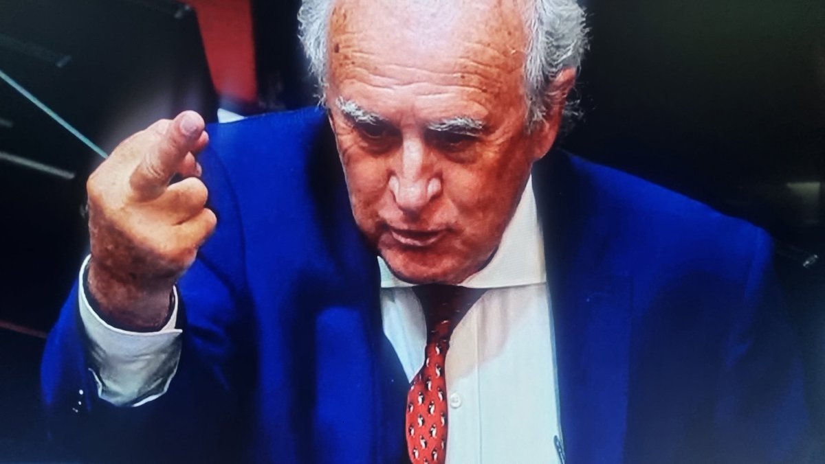 #Parrilli el #senado rechazó tratar su suspensión y el senador les hizo fuck you. Con la expulsión  de Kueider el peronismo ganó una banca más. 
Doble triunfo para el Kirchnerismo hoy