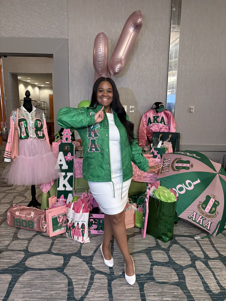 AndersonLitLab's tweet image. 🩷💚 PHinally! Pretty in purpose, poised in pearls🪞my work has just begun!