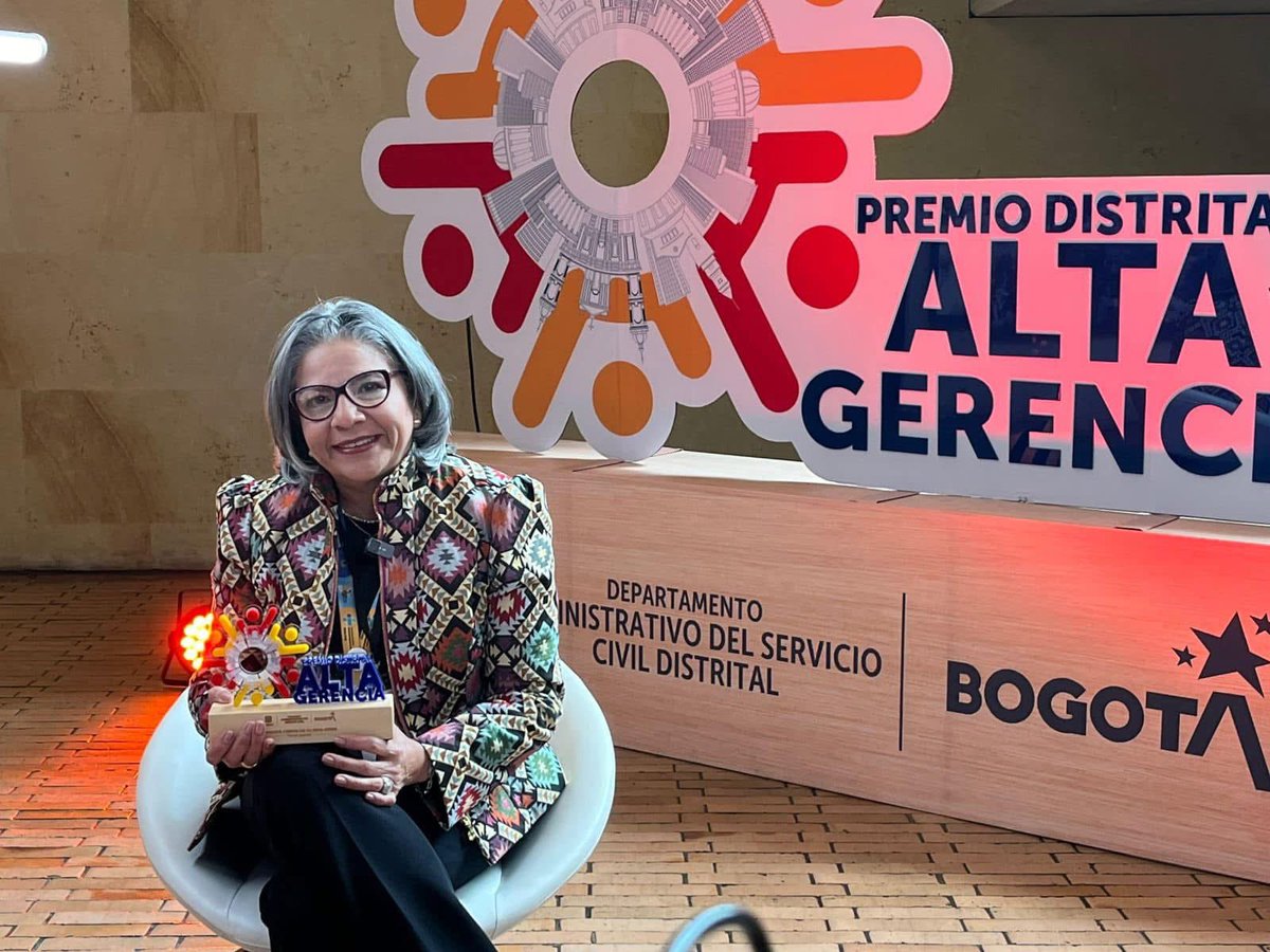 SubRedNorte's tweet photo. !Lo Logramos!👏🏻 l Con la estrategia “Salvando tejido cerebral, salvamos tejido social” nuestra Subred fue galardonada en el tercer lugar de la categoría “Bogotá Confía en su Bien-Estar” durante la ceremonia del Premio Distrital de Alta Gerencia. https://t.co/ABbbTFhyVF