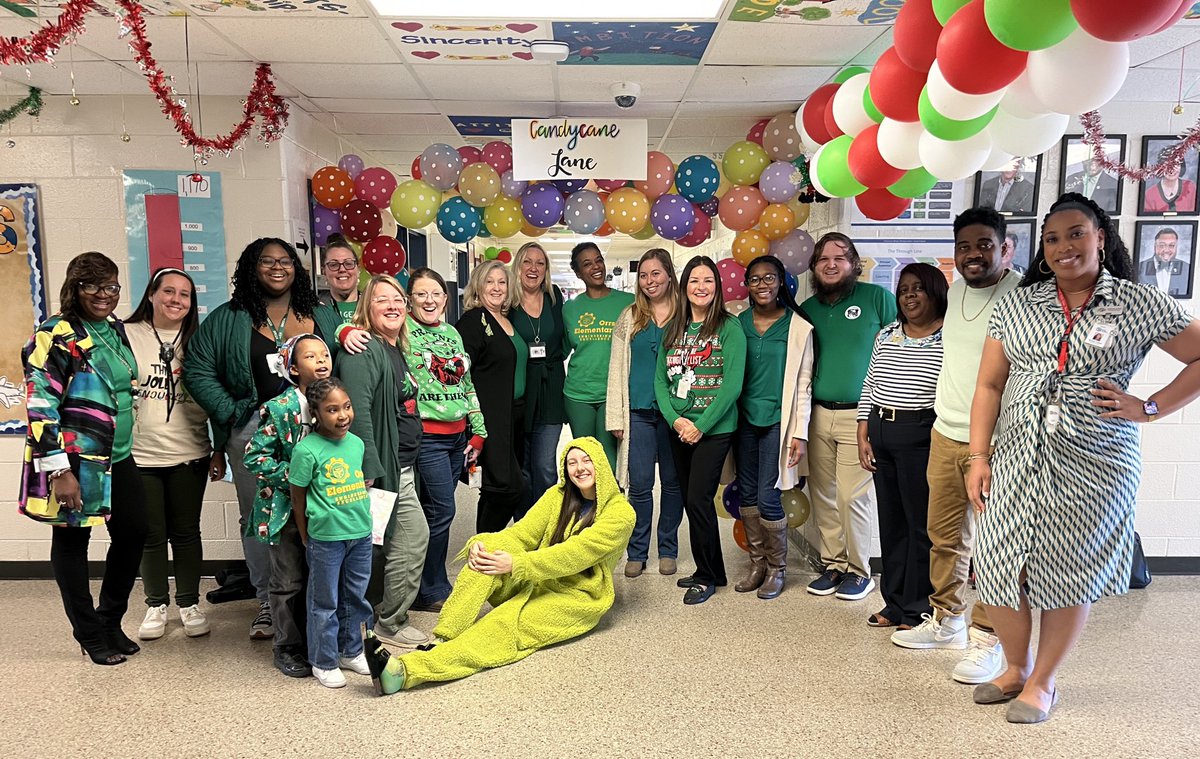 MrsQJackson's tweet photo. Today @OrrsElementary staff wore green to spread 🎄Holiday Cheer🎄 Grinchmas is near! A surprise salad bar &amp; fruits were served to staff. All things GREEN🥗🥑🥝🥒🍏🥬#extraORRdinary ✈️💛💙 https://t.co/CYXtMqP6f5