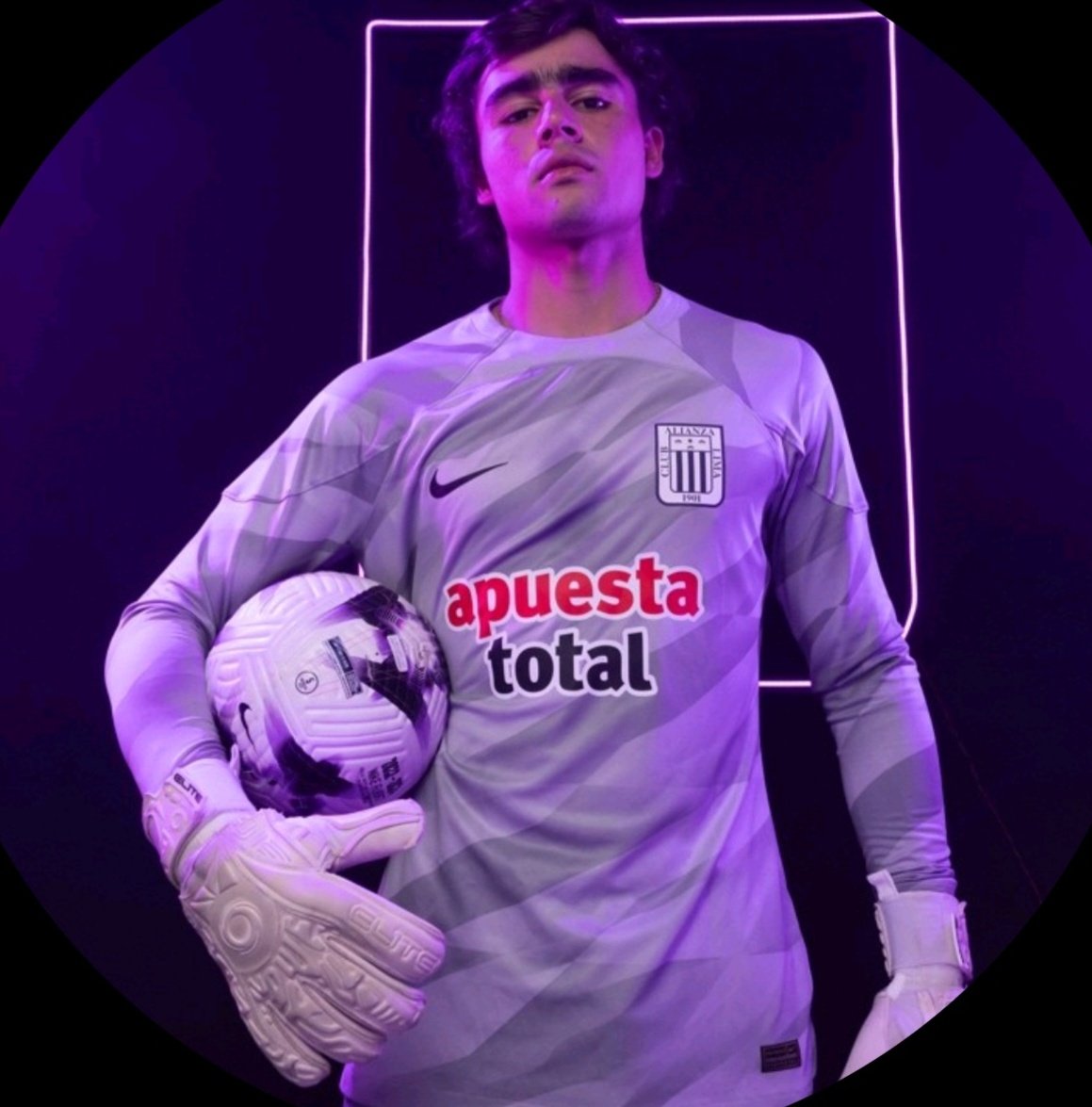 theatharis's tweet photo. Papel y lápiz. Los juveniles de Alianza Lima que están en la pretemporada son: Benjamin Martin, Vasco Espejo (arquero), Jhoao Velásquez (defensa central), Rait Alarcón (lateral izquierdo), Yoryau Yllescas (lateral derecho), Juan Delgado, Piero Cari, Valentino Sandoval (volante). https://t.co/kaMJ0wN9Rk