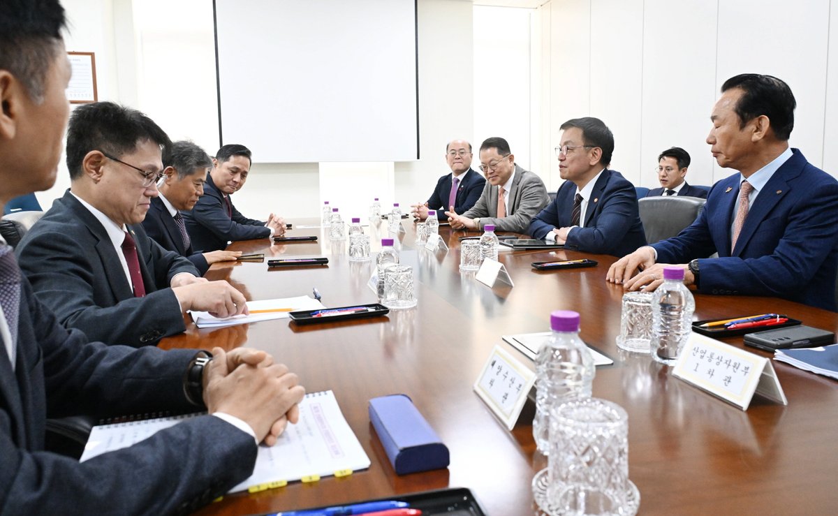 On December 11, Deputy Prime Minister Choi Sang-mok visited the Hanwha Ocean R&amp;D Campus in Siheung to visit the shipbuilding industry research and development facilities, and listen to on-site opinions.