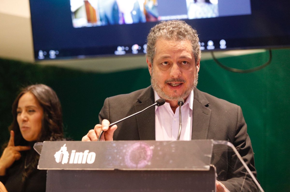 InfoCdMex's tweet image. El Diputado del @partidodeltra11, @ErnestoVCPT, mencionó que en el periodo que el Comisionado @AristidesRodri  fungió como presidente, innovó de diversas maneras, por ejemplo el proyecto  #PlenoEnTuPlaza y en tecnología el #INFOVERSO.