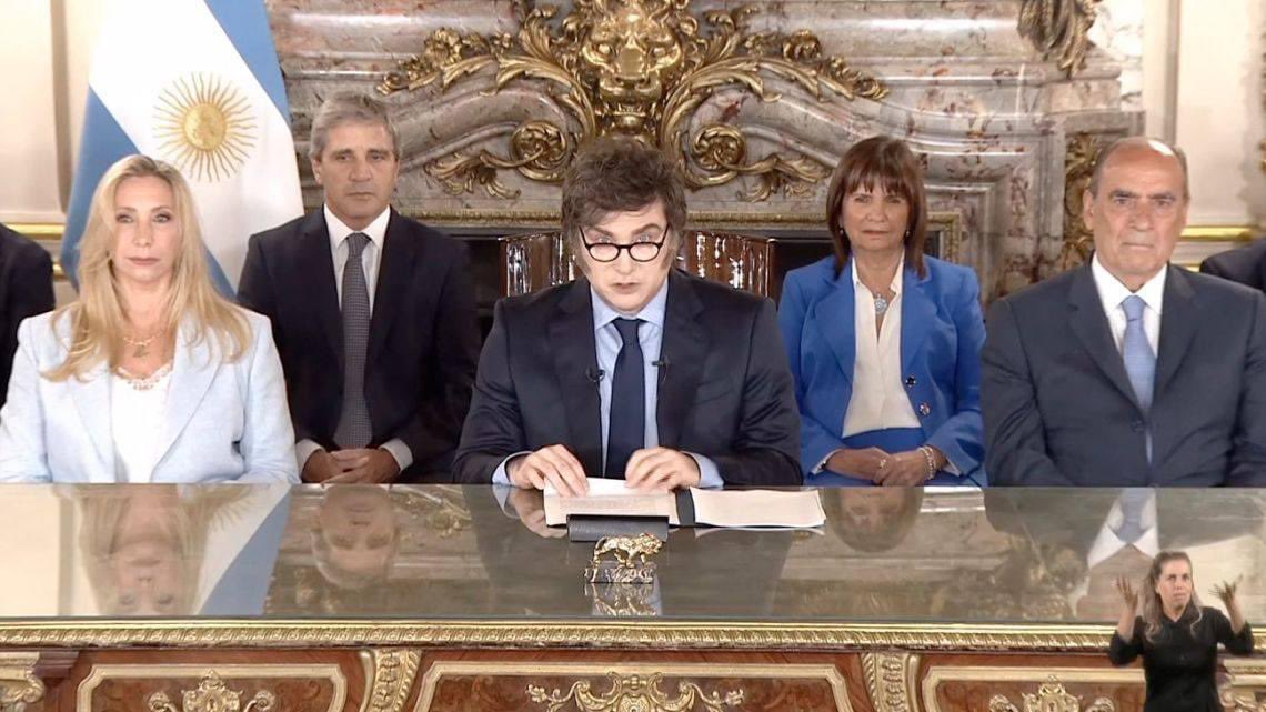 ЗАСГИЙН ГАЗРЫНХАА 1 ЖИЛИЙН ОЙГ ТОХИОЛДУУЛАН АРД ТҮМЭНДЭЭ ХАНДАЖ ХЭЛСЭН ХАВЬЕР МИЛЕЙН ҮГ (Хэсэгчлэн орчуулав) 1/1

Хүндэт аргентинчууд аа, Аргентин хэмээх аугаа улсын Ерөнхийлөгчөөр ажиллах боломжийг олгосон бүгдэд чинь талархъя. Манай Засгийн газрын ажлаа авснаас хойших эхний