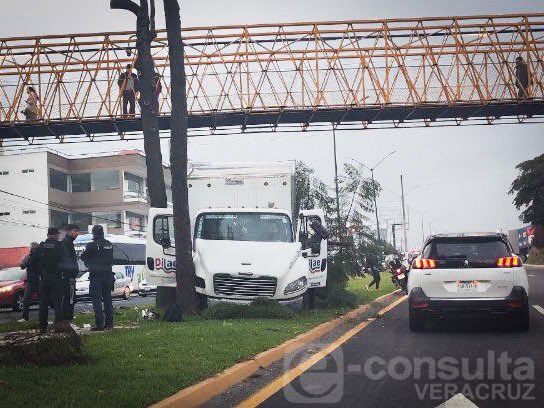 econsulta_ver's tweet photo. #ULTIMAHORA 🚨 Accidente ocasiona que camioneta de #FASTI chocara contra un árbol en la Xalapa-Veracruz. ¡Precaución! https://t.co/m4QdYdjIYD