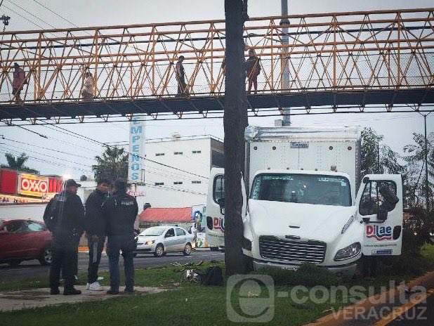 econsulta_ver's tweet photo. #ULTIMAHORA 🚨 Accidente ocasiona que camioneta de #FASTI chocara contra un árbol en la Xalapa-Veracruz. ¡Precaución! https://t.co/m4QdYdjIYD