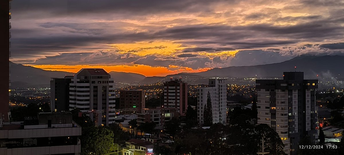 Miren esta esta foto tomada al atardecer el sol está cayendo