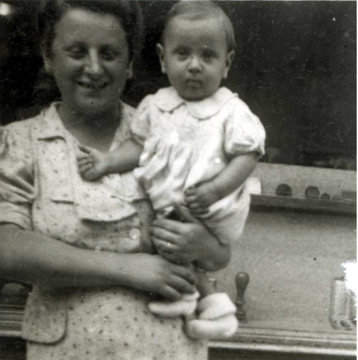 13 December 1943 | A French Jewish boy, Leon Herbstman, was born in Vichy. 

On 13 April 1944, he was deported from #Drancy to #Auschwitz in a group of 1,500 Jews. 

On 16 April 1944, he was murdered in a gas chamber together with his mom Frida and father Henri.