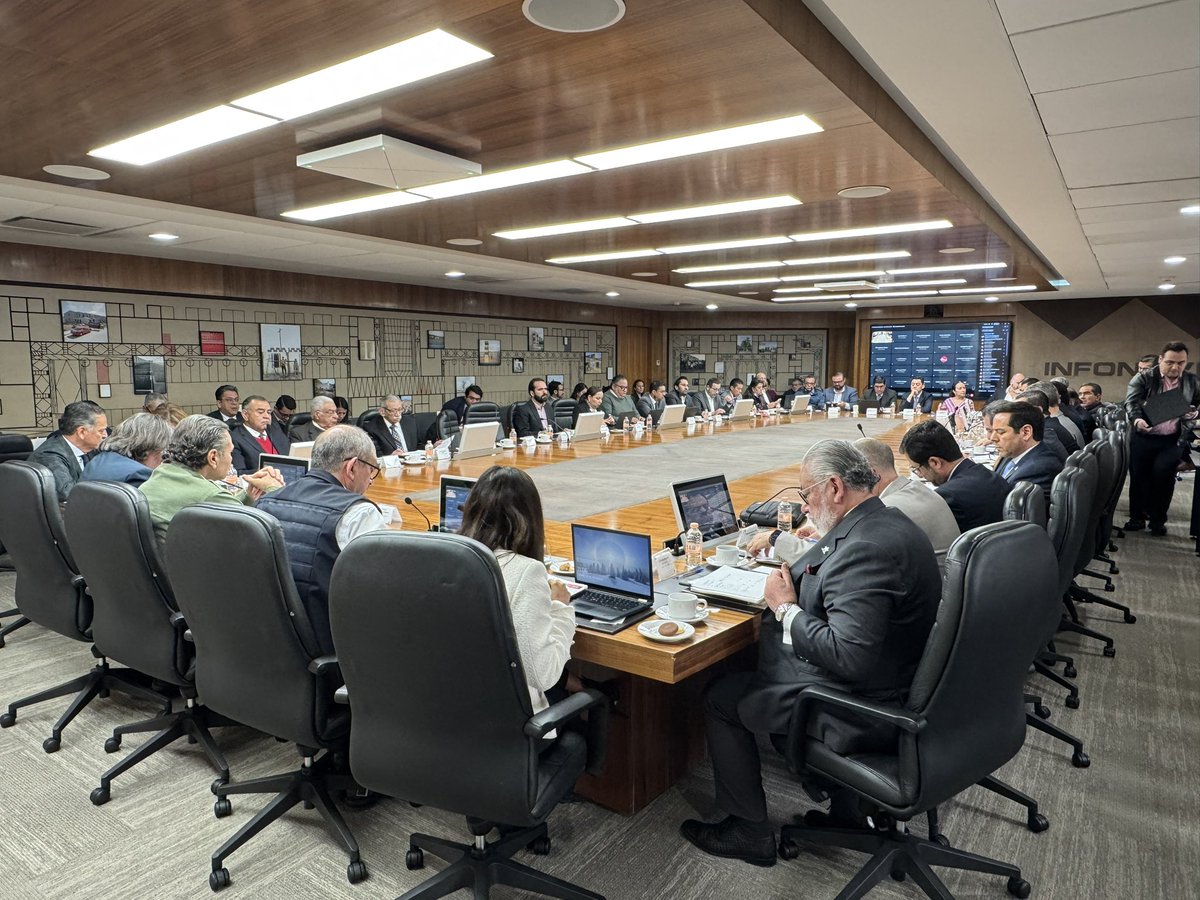 primeroelobrero's tweet photo. Durante los trabajos de la sesión 909 del H. Consejo de Administración, el Sector de los Trabajadores solicitó a la administración, continuar a la brevedad con las mesas tripartitas para terminar la configuración del producto de crédito dirigido a las y los trabajadores no activos y aquellos de afiliación voluntaria, para así cumplir con el derecho de crédito en materia de vivienda para ese segmento de derechohabientes.

Esta Dirección encabezada por Mtro. @MarioMaciasRobl cumple con el mandato de representación y busca más y mejores beneficios para el Sector Obrero nacional. 

#Infonavit #DST #DSE