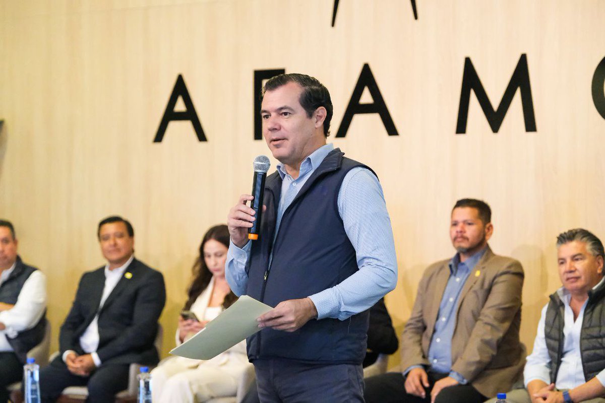 Secretaría de Transporte Jalisco (@transportejal) on Twitter photo Hoy el secretario de Transporte Diego Monraz acompañó en su gira de trabajo al Gobernador <a href="/PabloLemusN/">Pablo Lemus Navarro</a>, quienes se reunieron con empresarios y transportistas del municipio de #Ocotlán, para presentar el Plan de Restructuración del Transporte Público en la Región Ciénega. Hoy el secretario de Transporte Diego Monraz acompañó en su gira de trabajo al Gobernador <a href="/PabloLemusN/">Pablo Lemus Navarro</a>, quienes se reunieron con empresarios y transportistas del municipio de #Ocotlán, para presentar el Plan de Restructuración del Transporte Público en la Región Ciénega.