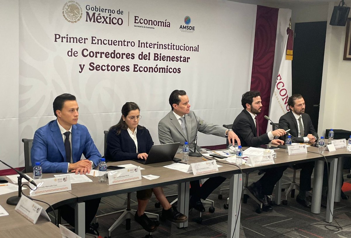 SalmaLuevano's tweet photo. En nuestra última reunión del día con #SEDECOs estatales, escuchamos a @Milo_barrera, titular de @SEFOETYucatan quien nos comparte las bondades en el estado para atraer nueva inversión nacional y extranjera que permita dotar a #Yucatán de todos los servicios e industrias necesarias para la prospección urbana que tiene su capital.
🏳️🌈🏳️⚧
Como titular de la #EconomíaDeInclusión, estoy lista para ayudar a empresas y empresarios de la mano del Gobierno Estatal para visibilizar nuestro sector arcoíris y su capacidad económica en #Yucatán. Asi nos ha instruido el Srio. @m_ebrard y la Presidenta @Claudiashein.✅
#CorredoresDelBienestar
#EconomíaDeInclusión
@GobYucatan
@huachodiazmena