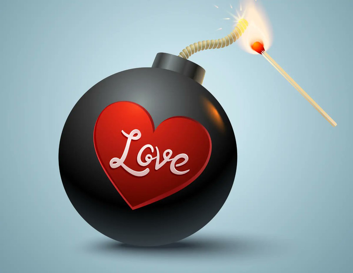 59_A_'s tweet photo. "قنابل الحب" (Love Bombs)

- هي طريقة تلاعب عاطفية تحاول الانثى تستخدمها على الرجل بشكل قوي ومبالغ فيه عشان يتعلق فيها بسرعة. الهدف يكون إما لتضمن إنه يرتبط فيها، أو تحقق منه مكاسب معينة سواء عاطفية أو مادية.

كيف تطلق المرأة قنابل الحب؟

1. الإغراق بالمشاعر والكلام الحلو:
تبدأ تمدحه بشكل مستمر وتقول له إنه هو "الشخص اللي حلمت فيه طول حياتها".
تخليه يحس إنه مميز ومافي زيه.

2. الاهتمام المبالغ فيه:
تتابع كل تفاصيل حياته، تسأل عن يومه، وعن كل صغيرة وكبيرة.
تبان وكأنها "الشخص الوحيد" اللي يفهمه ويهتم فيه.

3. الإغراء والرومانسية:
تسوي حركات رومانسية زيادة عن اللزوم، سواء بالكلام أو التصرفات.
تخليه يحس إنه محور حياتها وإنه أهم شيء عندها.

4. الوعود الكبيرة:
تكلمه عن أحلام وخطط مستقبلية معهم، مثل في تفاصيل الزواج ومستقبل الأبناء وشراء المنزل، حتى والعلاقة توها باديه.
تحسسه إنها مستعدة تضحي بكل شيء عشانه.

5. اللعب على الوتر العاطفي:
تظهر بمظهر الضعيفة اللي تحتاجه يكون سندها وحاميها.
تخليه يشعر بالمسؤولية تجاهها وكأنها ما تقدر تعيش بدونه.

ليش بعض النساء تستخدم قنابل الحب؟

تضمن إنه يتعلق فيها: تخليه يربط نفسه فيها بسرعة.
تحقق أهداف شخصية: ممكن مكاسب مادية أو حتى تثبت وجودها في حياته.
تخلق أمان لنفسها: تخاف إنه يتركها، فتضمن وجوده بالطريقة هذي.

كيف الرجل يتعامل مع قنابل الحب؟

1. خذ الأمور بهدوء:
لا تندفع وتصدق كل كلمة تقال في البداية، التسرع ممكن يضرك.

2. فكر بعقلك مو قلبك:
شوف أفعالها واستمراريتها، لأن الكلام الحلو ما يثبت شيء.

3. لا تتعلق او تظهر مشاعر جياشة:
خلك واعي وما تخلي المشاعر تسيطر عليك حتى تتأكد من نواياها.