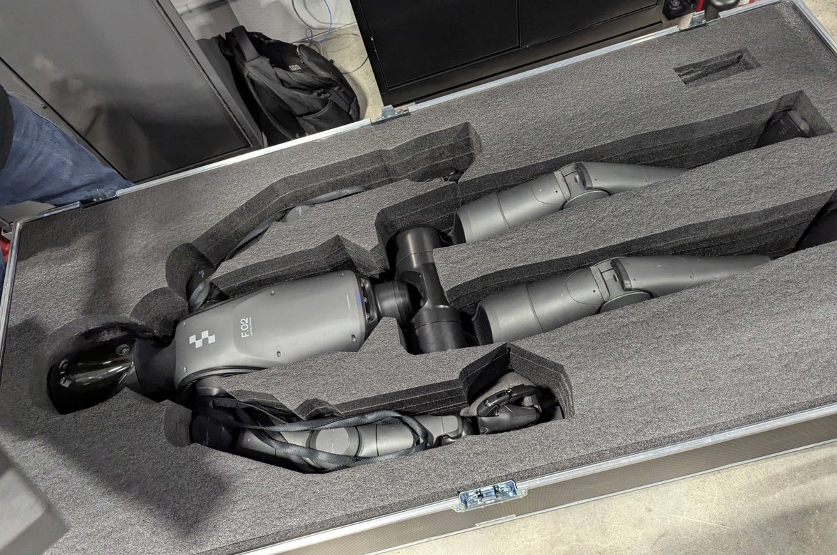 adcock_brett's tweet image. A fleet of F.02 humanoid robots was shipped today from Figure

They are being delivered to our commercial customer and will never return

Excited to be shipping humanoid robots into the real world, LFG!!