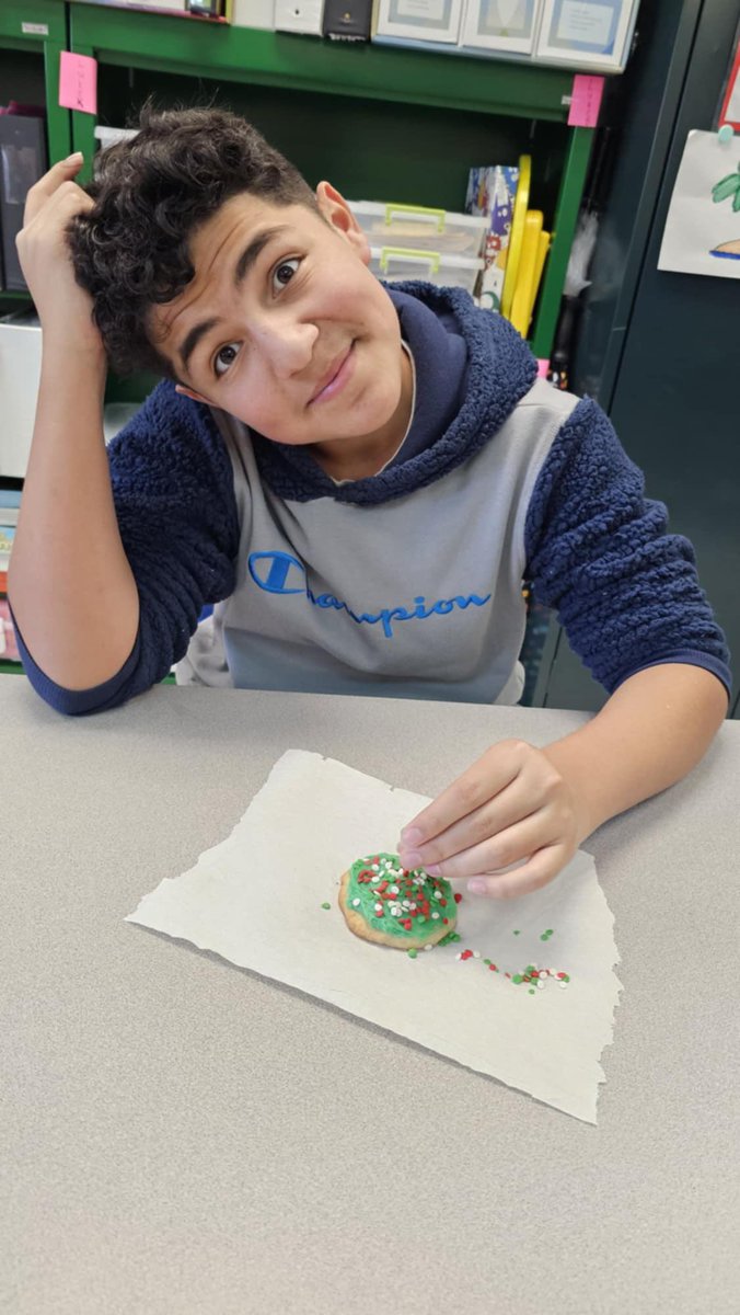 KaseyWilloughb4's tweet photo. Decorating Christmas cookies they baked yesterday 🍪🎅🏼 #ChristmasLifeLessons #EdibleLessons https://t.co/YiQGeBhZPc