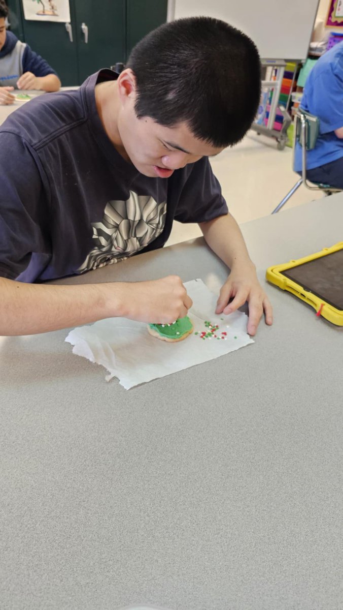 KaseyWilloughb4's tweet photo. Decorating Christmas cookies they baked yesterday 🍪🎅🏼 #ChristmasLifeLessons #EdibleLessons https://t.co/YiQGeBhZPc