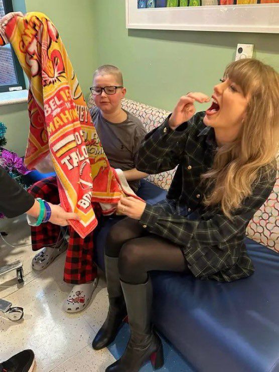 TheSwiftSociety's tweet photo. 📸l Taylor Swift's reaction to a blanket saying "Go Taylor's Boyfriend" https://t.co/uErTi7B596
