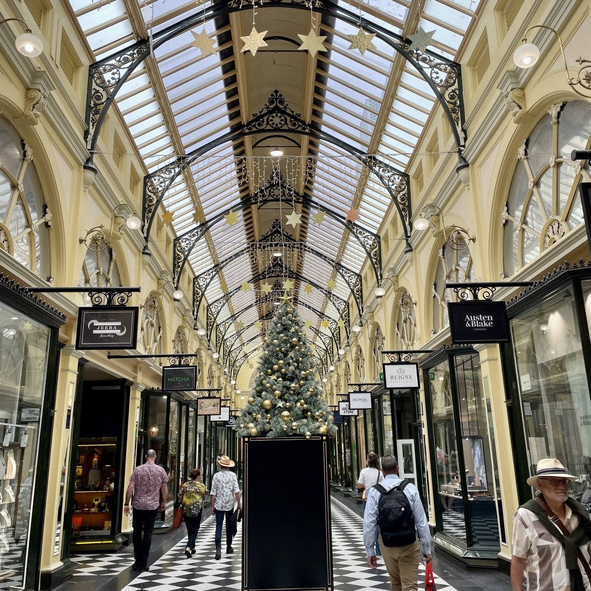 deebeew26's tweet photo. Xmas 🎄 in Melbourne🎅🏻 https://t.co/mR3U6cEPXS