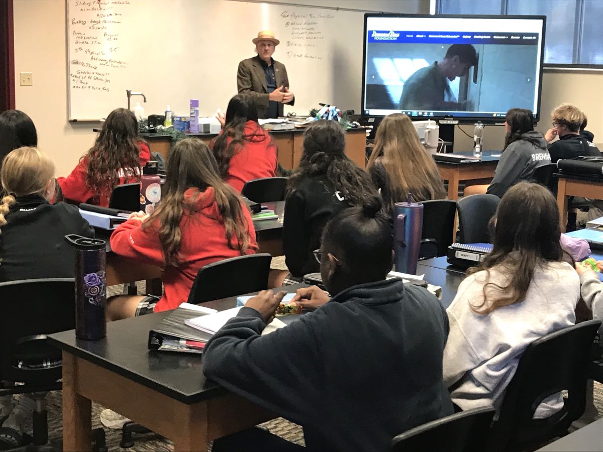DesmondDoss's tweet photo. 🏅Sharing the Desmond Doss Edusodes with the students and staff of Collegedale Academy to inspire young people to live a positive, character-driven life.
See more of the visit here 👉 https://t.co/oOnG9hdCEx
#CollegedaleAcademy #Youth #Events #JustOneMore #Edusodes #DesmondDoss https://t.co/Zy9QaWk3CF