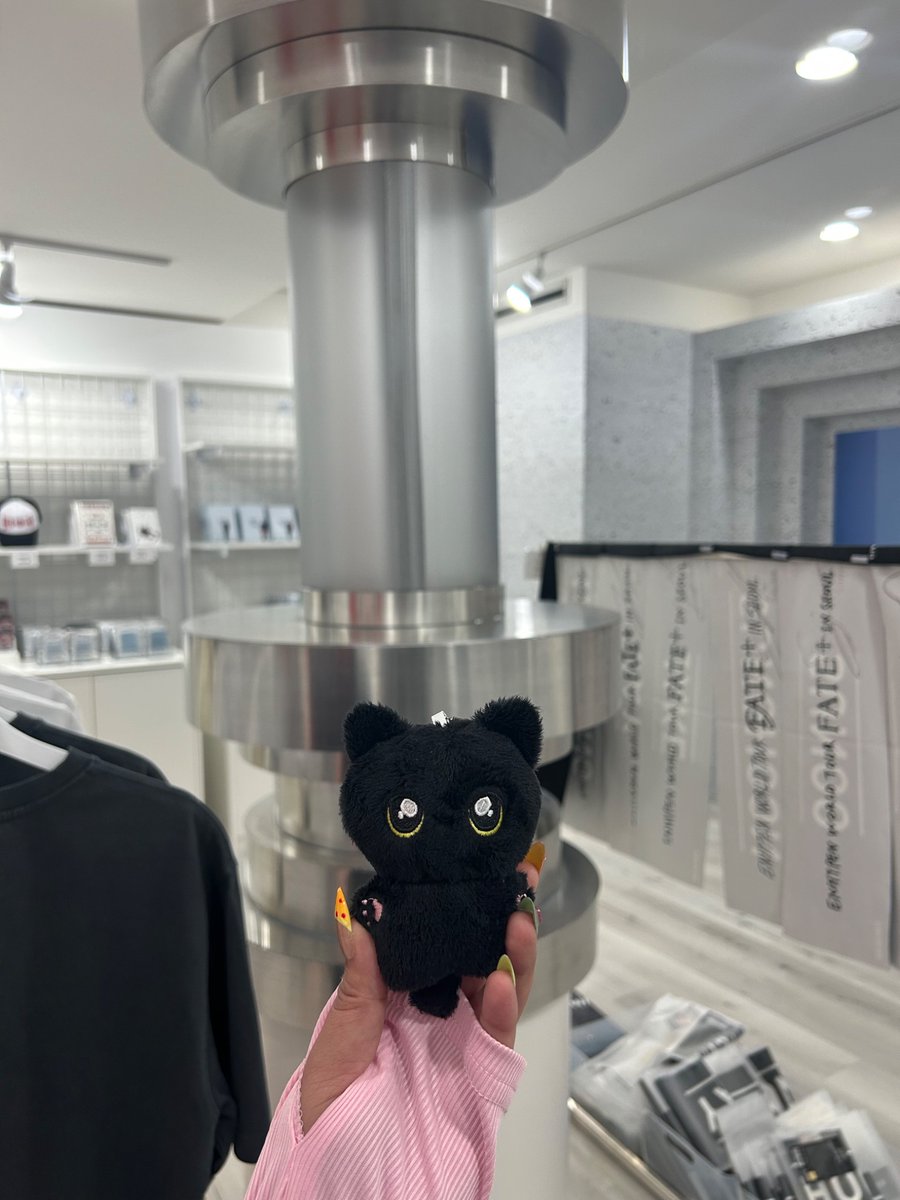 emilyferrerxo's tweet photo. Got to take baby jjongcat and puppy Hoon on a field trip 

@theseoulrem #enhypen_global_pop_up_event
#ENHYPEN 
#ENHYPEN_POP_UP https://t.co/c7s9d7Xupr