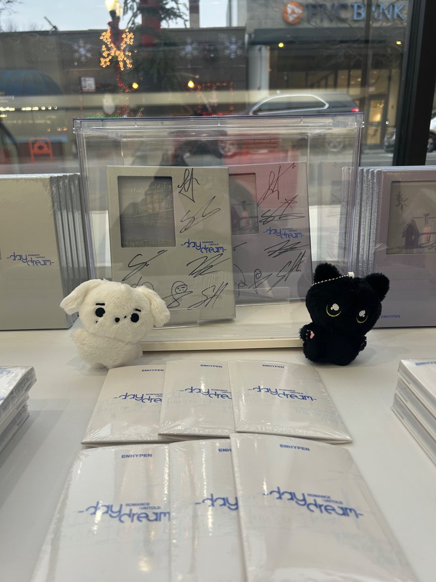 emilyferrerxo's tweet photo. Got to take baby jjongcat and puppy Hoon on a field trip 

@theseoulrem #enhypen_global_pop_up_event
#ENHYPEN 
#ENHYPEN_POP_UP https://t.co/c7s9d7Xupr