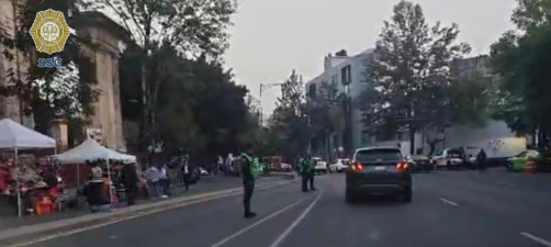 OVIALCDMX's tweet photo. Oficiales de la #SSC en dispositivo de movilidad y seguridad en Augusto Rodin entre Calz San Antonio y Eje 6 Sur, inmediaciones de la Plaza de Toros, por evento a las 20:00 horas.
#MovilidadCDMX https://t.co/MSK9WuUMfv
