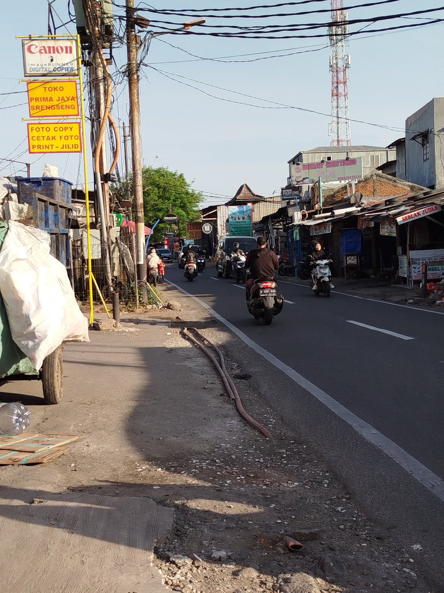 achiems's tweet photo. Kabel optik Telkom Indihome menyebabkan banyak korban pengendara motor jatuh. Tolong segera diperbaiki. @Telkom @IndiHome @IndiHomeCare @Disnakertransgi @DKIJakarta @dkijakarta https://t.co/EOuo2W7hJO