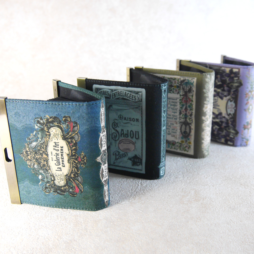 preer_antique's tweet photo. #グランマルシェ お品書き📢
がばっと開く蛇腹カードケース ¥4,900-
口を大きく開くことができ、閉じるとミニマムに◎
じゃばら部分は10ポケット+左右の隙間に3枚ずつ程の
カードが収納可能です。
ぜひブースに現物を見にいらして下さいね♪
#GrandMarche
#立川
#昭和記念公園 https://t.co/AKp644BiKS
