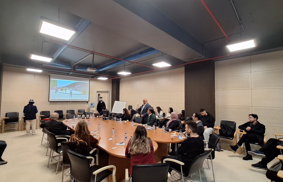 Mühendislik Fakültesi Yazılım Mühendisliği Bölümümüzün davetiyle, “Metaverse ve Eğitim” seminerini vermek üzere Sakarya Uygulamalı Bilimler Üniversitesinden Dr. Metin Çengel’i ağırladık.
Seminer sonrası Mühendislik ve İletişim Fakülteleri öğretim üyeleri ile lisansüstü