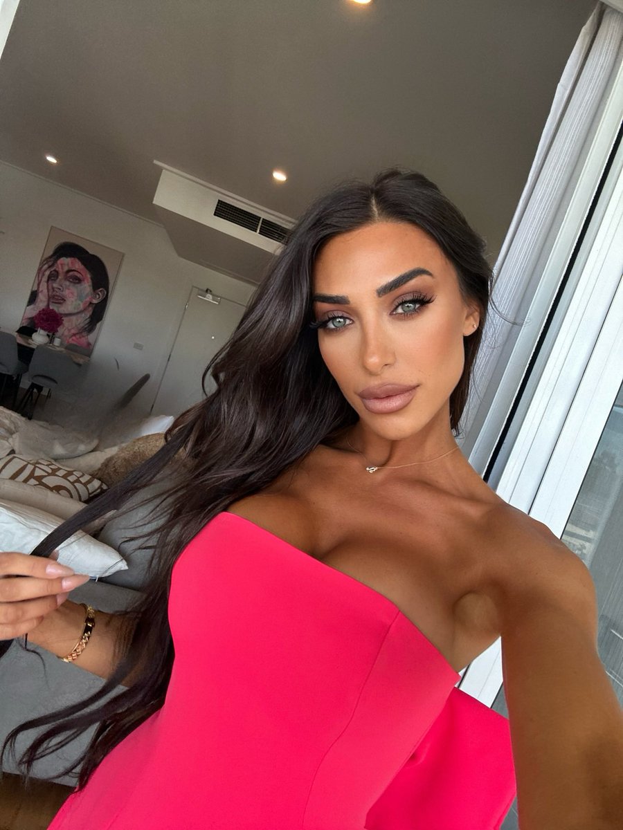 margaritasmiith's tweet photo. Slaves in Melbourne who want to be used and abused to clean out a dirty house apply within.. oh and the best part is you also have to pay me to work as my bitch for the day so bring your wallets 💁🏽‍♀️💵 https://t.co/KBguOTQQC7