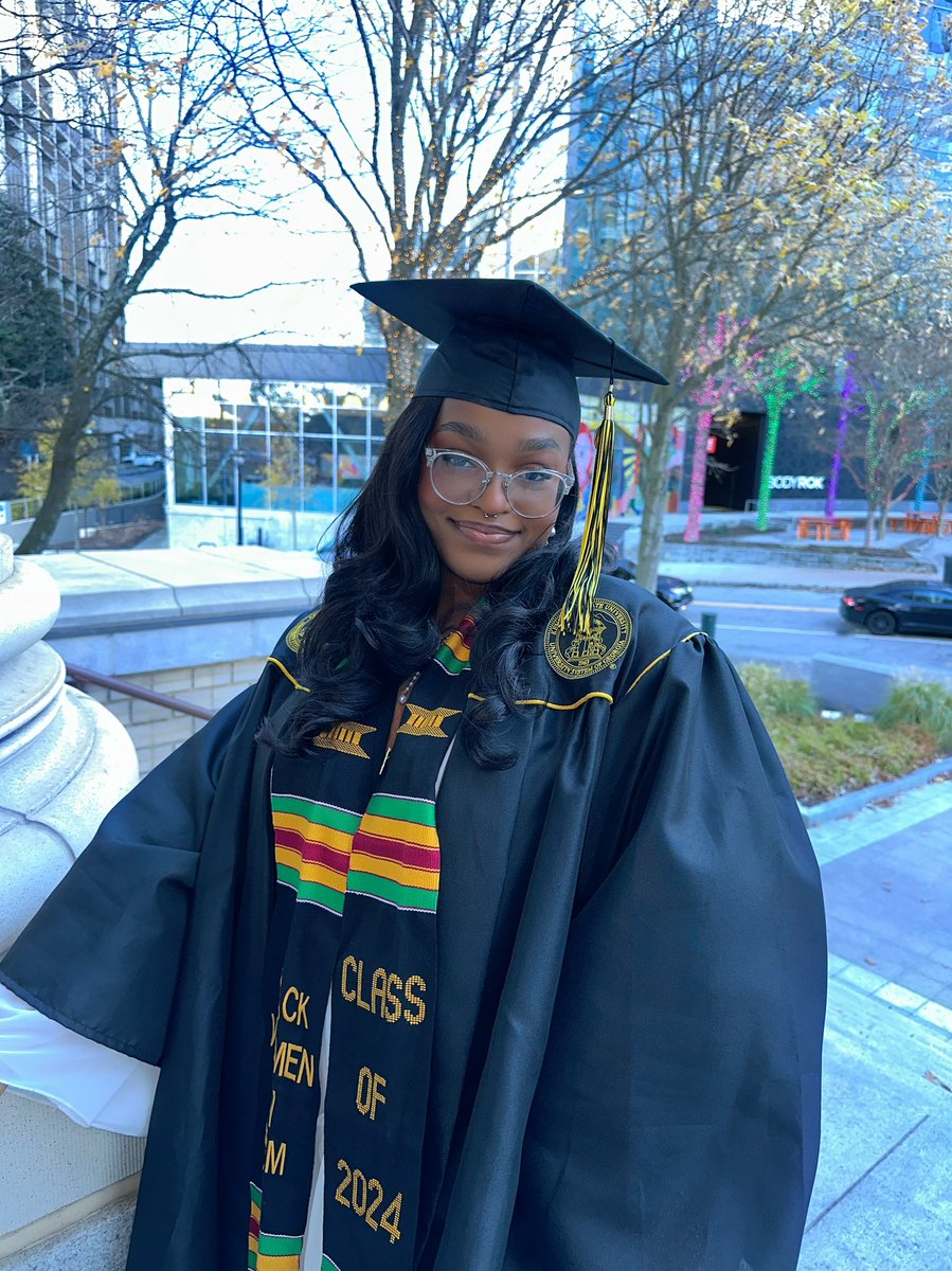 zalynari's tweet photo. i graduated 🙂 https://t.co/qxs55zUwL9