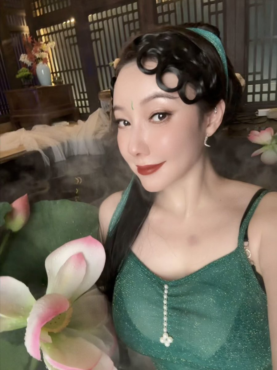 这汗如雨下的拍摄，场地大大很良心，外面零下的温度水池也是热热的，但也真的是让我的摄影师化妆师汗流浃背了，剧透下蛇年的妆造 https://t.co/tghrjUEz9I
