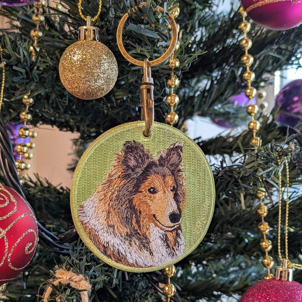 似てた♥️　
TSUTAYAに本を買いに行って 
#シェルティ 刺繍キーホルダー買ってきた