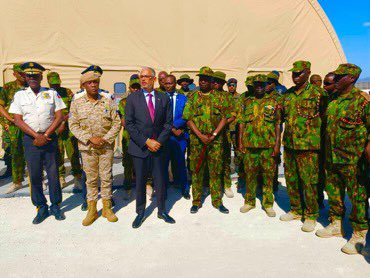 MJojeb's tweet photo. La @MSSMHaiti salue ce jeudi la visite du PM @citoyendidier à la base de la mission lors de la fête de l'indépendance du Kenya. Godfrey Otunge, le Commandant de la Mission s'est montré confiant quand au rétablissement de la sécurité et la paix en Haïti. #Mea_Jojeb/@MJojeb https://t.co/akybyMS9WW