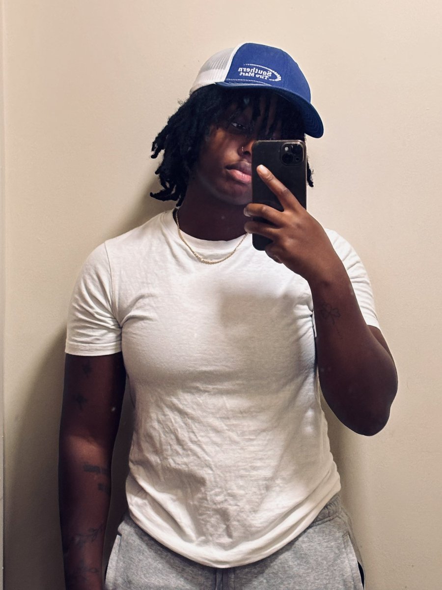 lmao someone said i look like duke dennis in this photo 😭 i think its just bc I’m wearing a hat and have locs