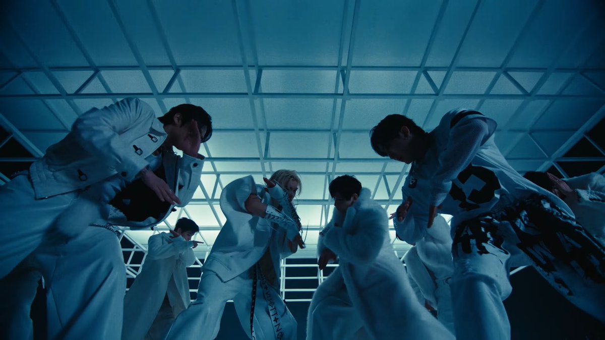 방버지 털옷 입고 말 타신 거 보고 순간 놀라 벙찜… 무슨 보스 같어..🫨 개인적으로 합에선 ‘삐끼삐끼’ 부분이 제일 중독성 있는 것 같아여… 춤도 너무 맘에 들구 ㅎㅎ