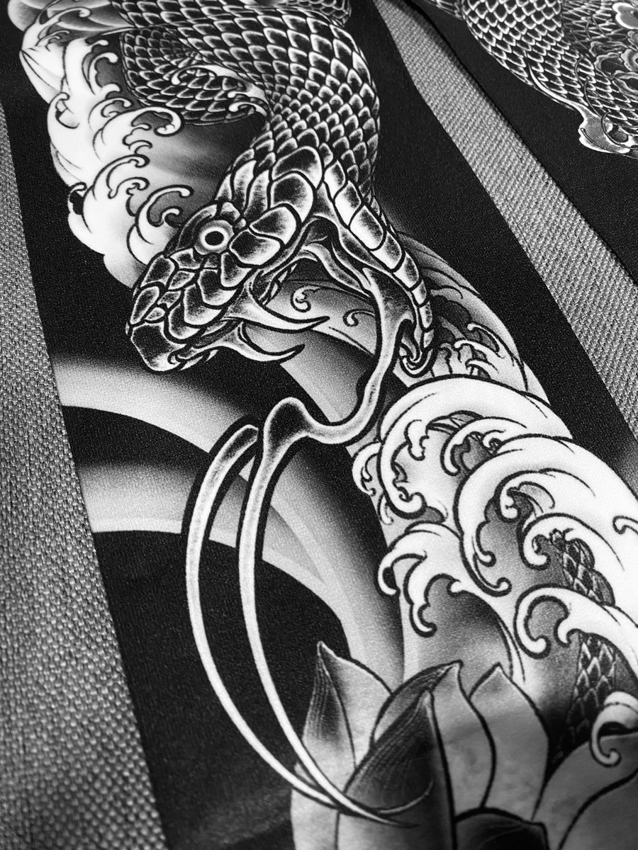___m_i_m_i___'s tweet photo. 本日🐍名古屋大須／18〜23時

・新作 #蛇タトゥータイツ 和彫
・シルバーピアス（1点のみ）
・復刻 脱皮ネイルチップ
・10周年記念ステッカー

主催はボールパイソン蛇タイツの抜け殻提供ヘビ、ヒモちゃんの飼い主様。そして売り子は、ボール蛇タイツを履かせたいと思い創るきっかけになった子です🐍 https://t.co/M9tVicI4Jn