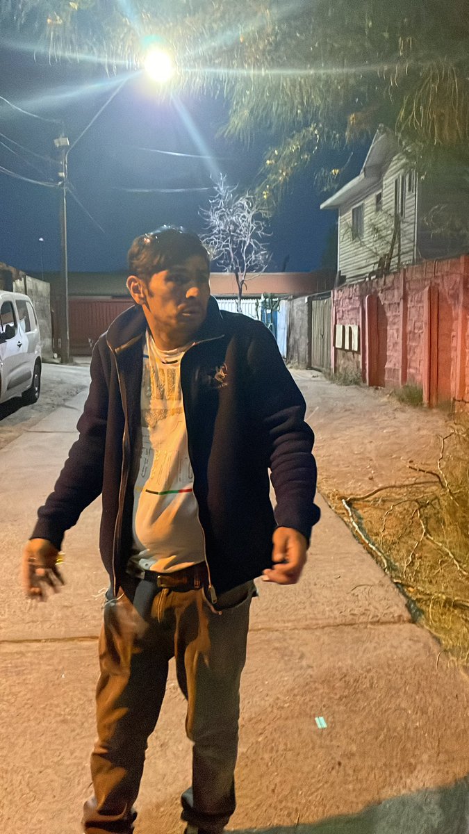 Foreverasdf's tweet photo. @TomasVodanovic @Muni_Maipu pastero lleva días en el sector, hoy desde las 18:00 hrs vecinos llamando y siendo las 22:00 aun no viene nadie, vecinos enfrentándolo. Qué esperan que pase ? https://t.co/5ZKGMnTLUZ