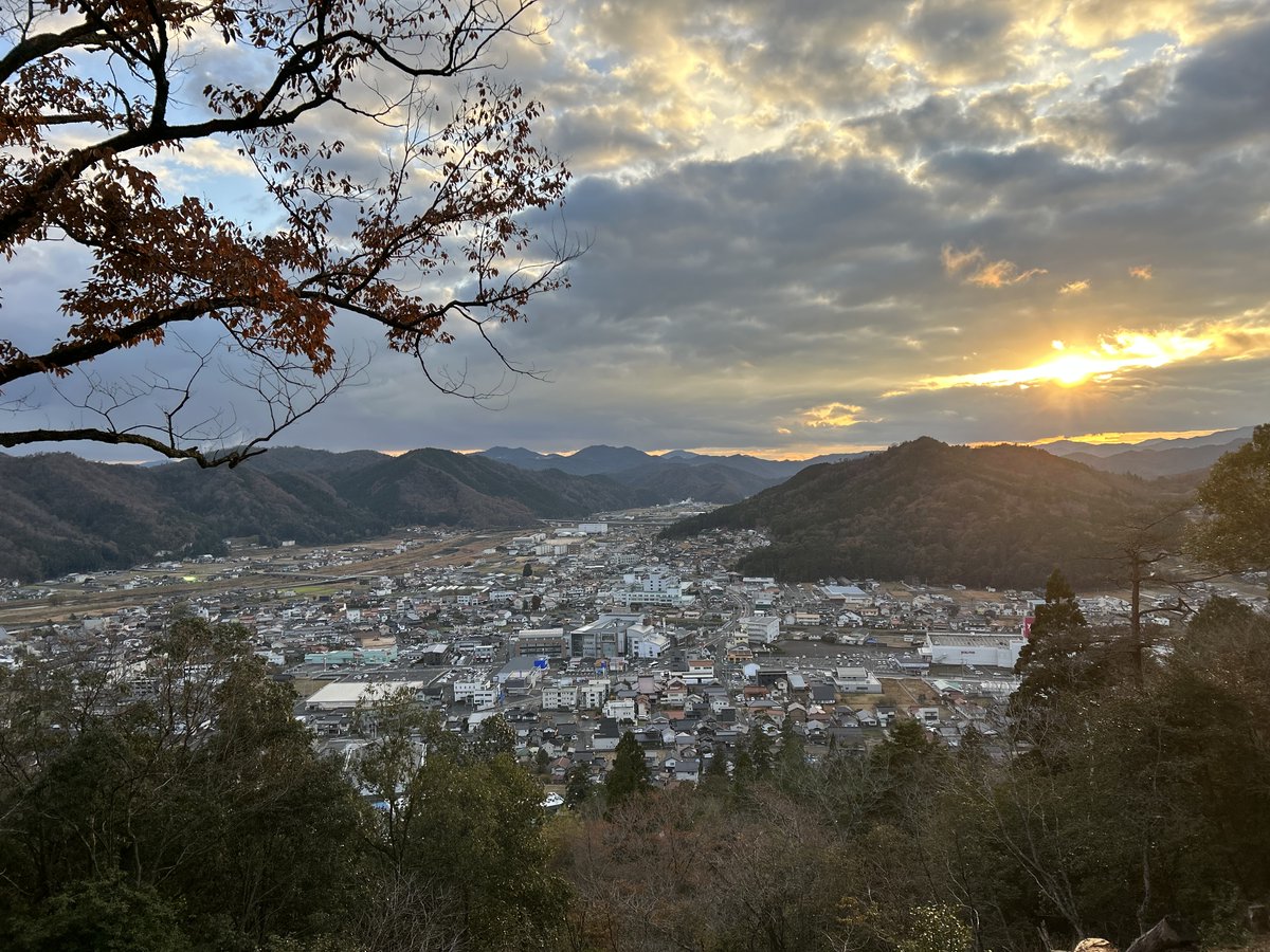 akitakata_city's tweet photo. おはようございます。
12月15日、日曜日です🙂

郡山城から見える吉田町の街並みと夕日の写真をお届けします📸綺麗！👀

今年も残すところあと16日❗️
年々１年経つのが��やく感じる中の人でした🤭 https://t.co/wmdtSNRJBX